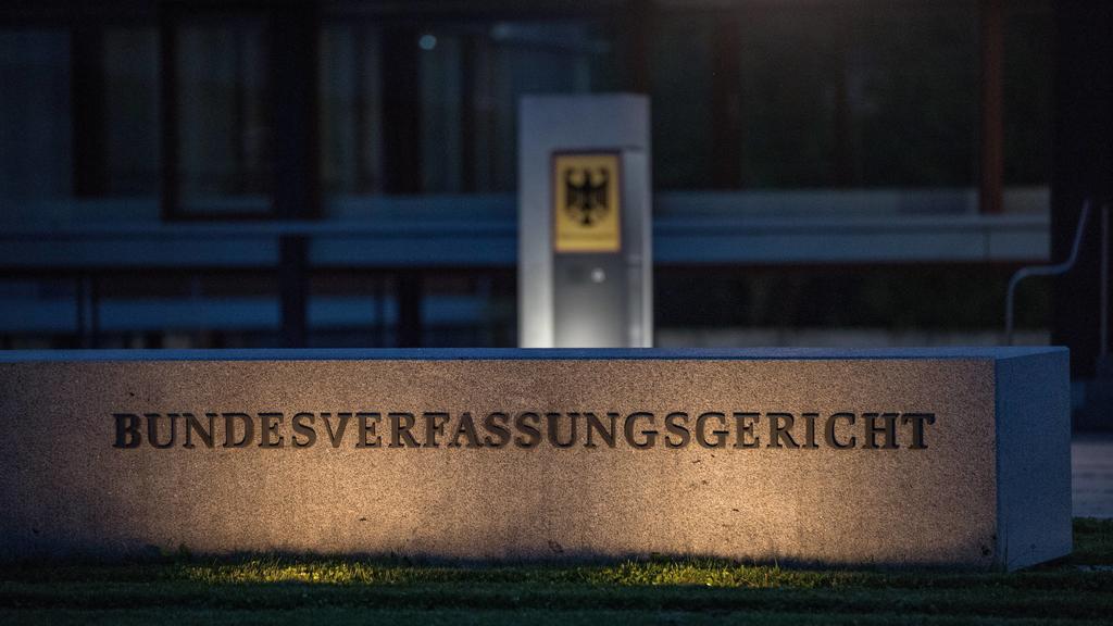 Mauer am Eingang des Bundesverfassungsgerichts in Karlsruhe