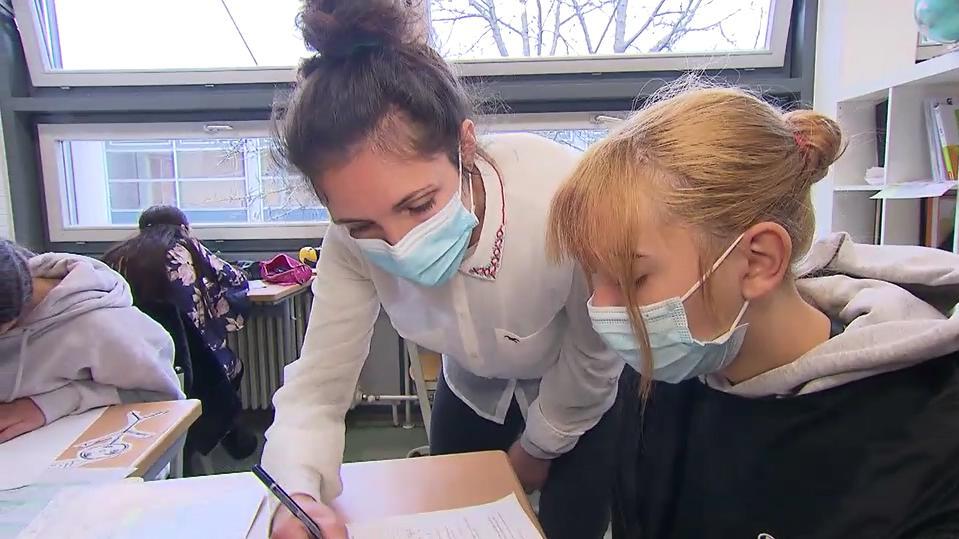 Lehrerin mit Schülerin im Lernbüro an der Erich-Kästner-Gesamtschule