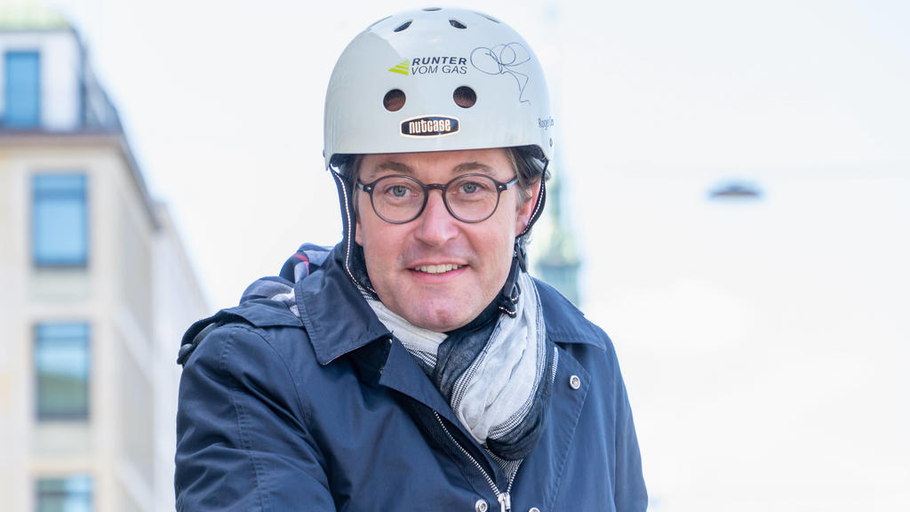 7. Nationaler Radverkehrskongress in Hamburg - Fototermin vor dem Eingang des Hapag Lloyd-Gebäudes - Andreas Scheuer, Bundesminister für Verkehr und digitale Infrastruktur7. Nationaler Radverkehrskongress in Hamburg - Fototermin vor dem Eingang des H