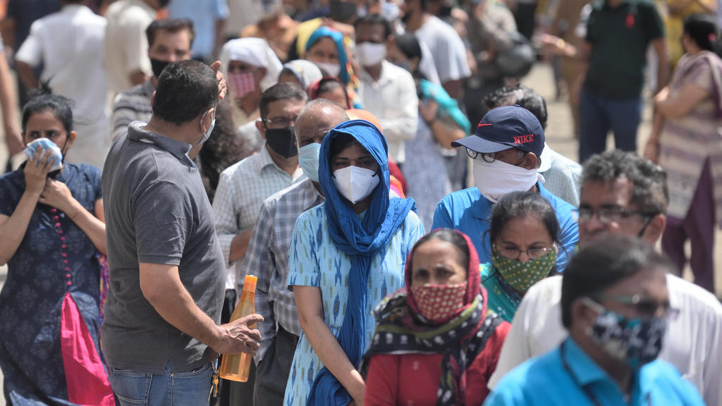 MUMBAI, INDIA - APRIl 23: People lined up to receive a dose of COVID-19 vaccine at Dahisar Vaccination Centre, on April 23, 2021 in Mumbai, India. Photo by Satish Bate/Hindustan Times 4th Phase Of Covid-19 Vaccination PUBLICATIONxNOTxINxIND