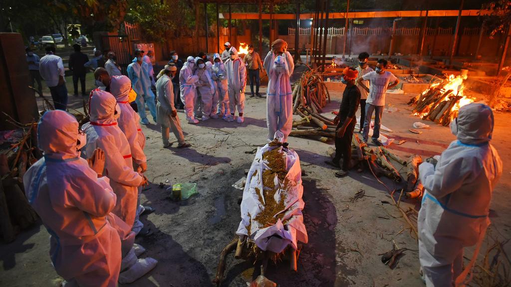 NEW DELHI, INDIA - APRIL 26: Relatives of a Covid-19 victim performing the last rites, at Sarai Kale Khan crematorium, on April 26, 2021 in New Delhi, India. India has registered 2,762 new deaths and 319,315 new infections recording more than 300,00