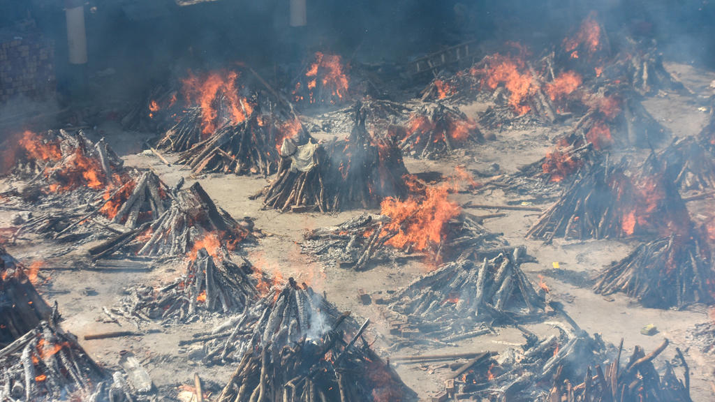 NEW DELHI, INDIA APRIL 24: Multiple funeral pyres of people who died of Covid-19 burning simultaneously at Gazipur crematorium on April 24, 2021 in New Delhi, India. Photo by Amal KS/Hindustan Times Covid Death Toll Continues To Rise In India PUBLI