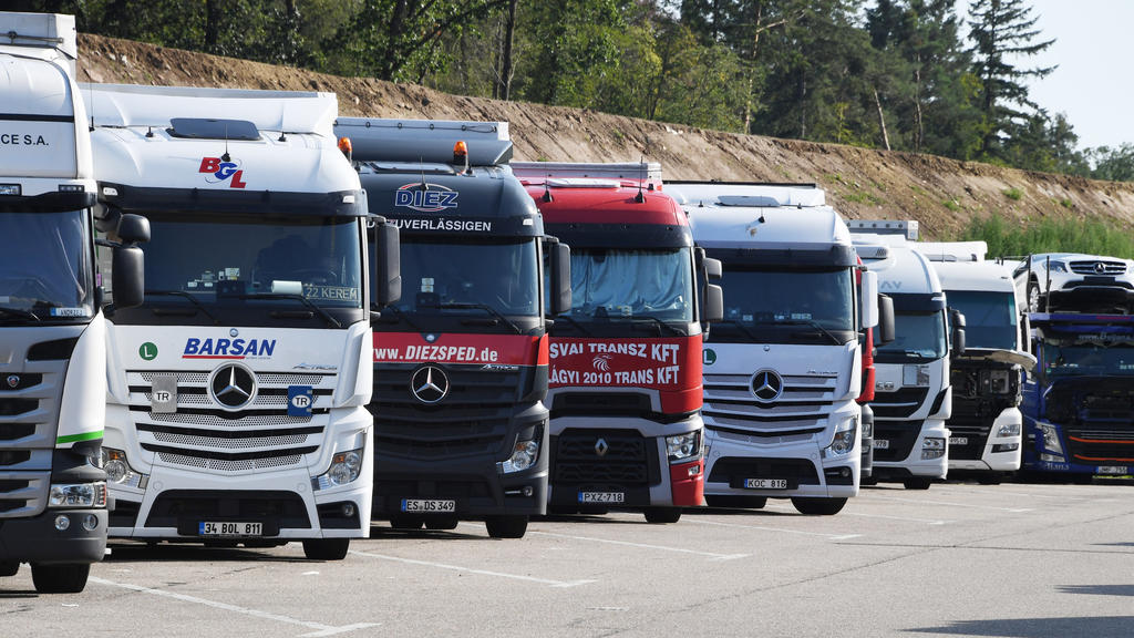 08.08.2019, Baden-Württemberg, Karlsruhe: Lastwagen stehen an der Autobahn 5 bei Karlsruhe auf einem Rastplatz auf Lkw Parkplätzen. (zu dpa: «Risiko Rastplatz: Fehlende Lkw-Parkplätze provozieren Unfälle») Foto: Uli Deck/dpa +++ dpa-Bildfunk +++