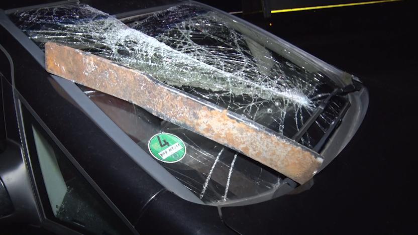 Dieses Stahlteil durchschlug die Windschutzscheibe des Fahrers und bohrte sich in den Beifahrersitz.