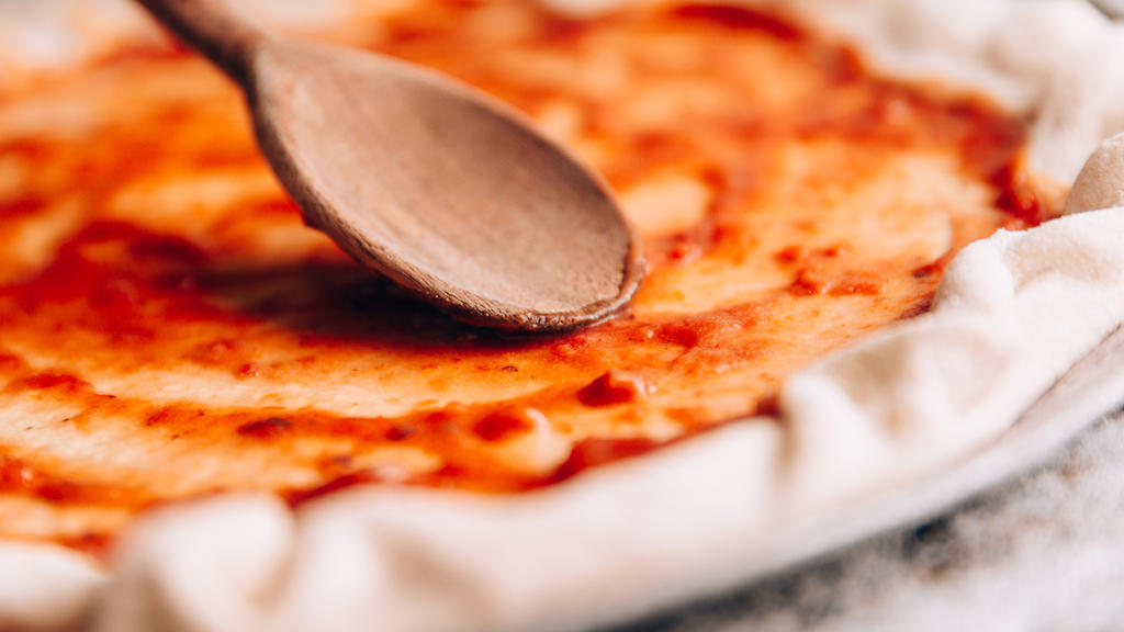 Für die meisten Pizza-Rezepte braucht man passierte Tomaten