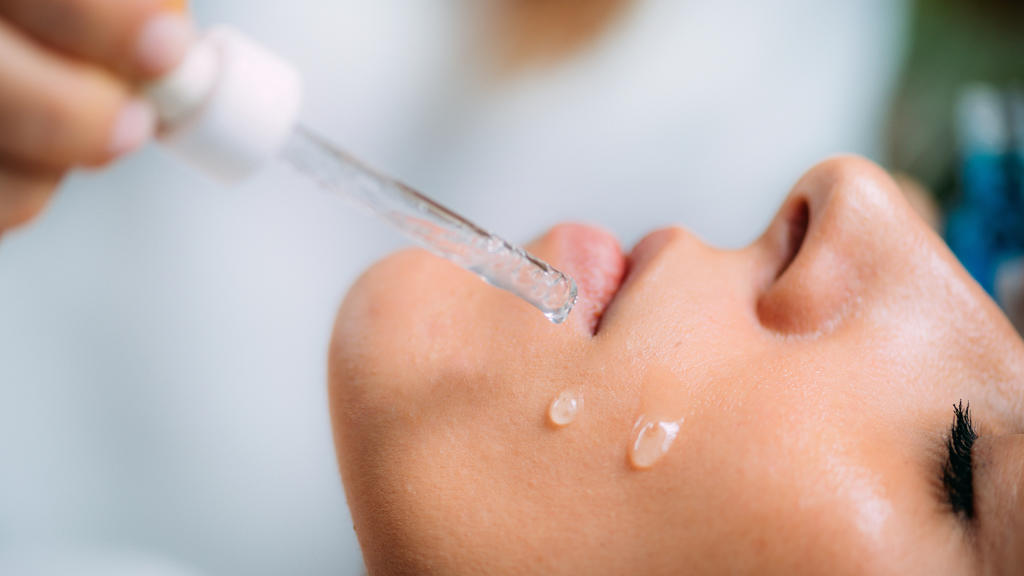 Feuchtigkeitsseren: Anti-Aging-Wunder oder nur ein Frischekick?