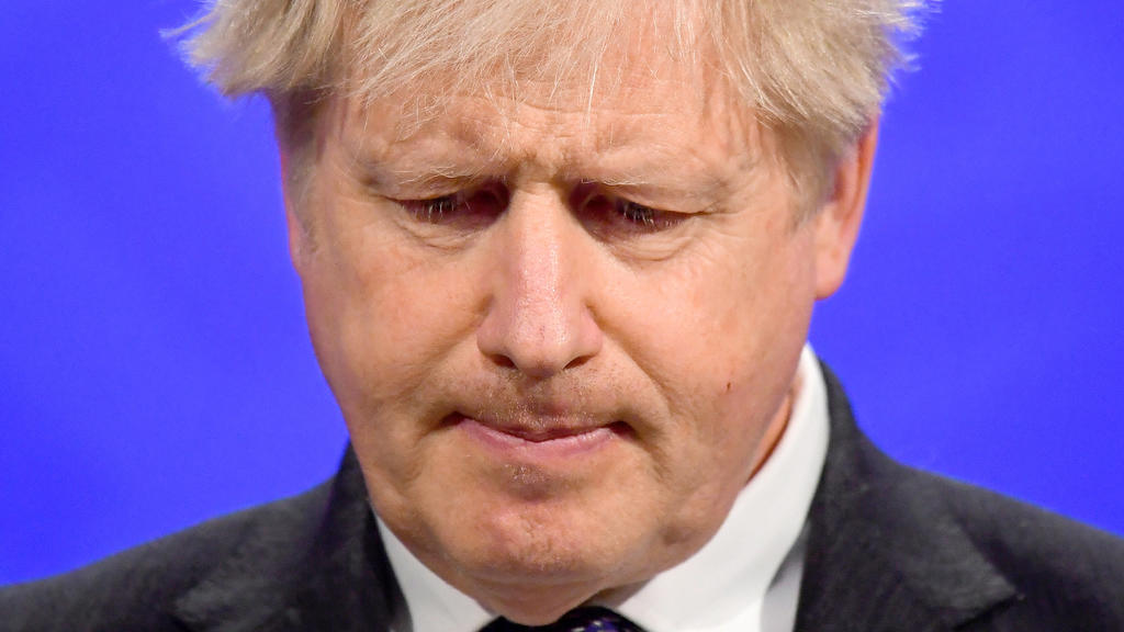 ARCHIV - 20.04.2021, Großbritannien, London: Der britische Premierminister Boris Johnson gibt in der Downing Street eine Pressekonferenz. Der Druck auf den britischen Premierminister Boris Johnson wegen einer angeblich pietätlosen Äußerung zu Toten i