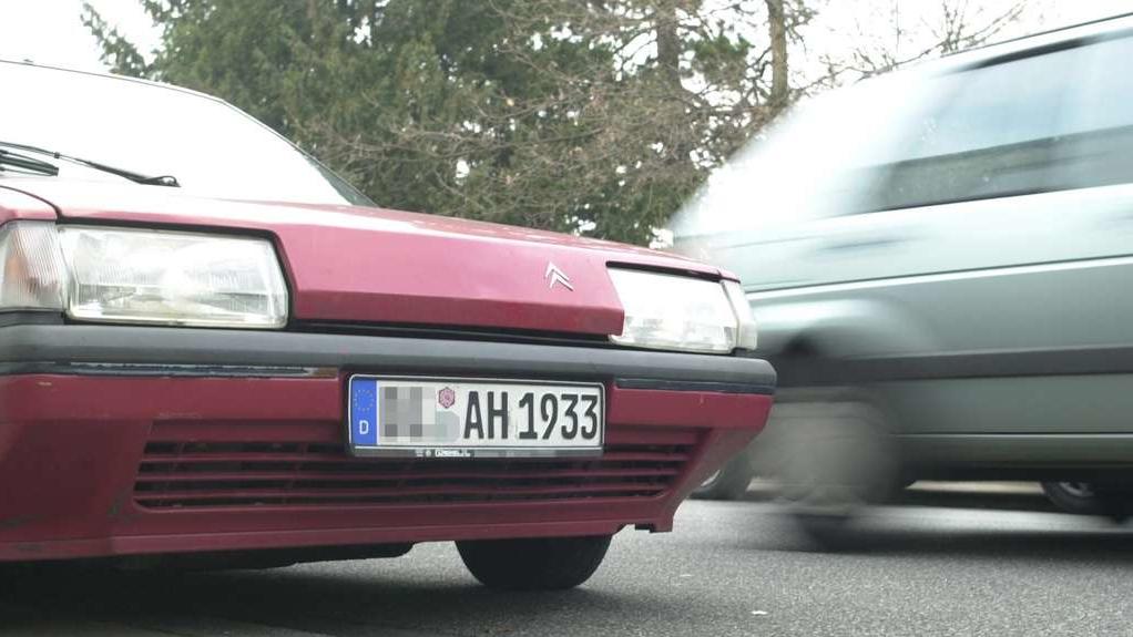 Warum Niedersachsen bestimmte Auto-Kennzeichen verbieten will -  RTL-Terror-Experte erklärt versteckte Nazi-Symbolik