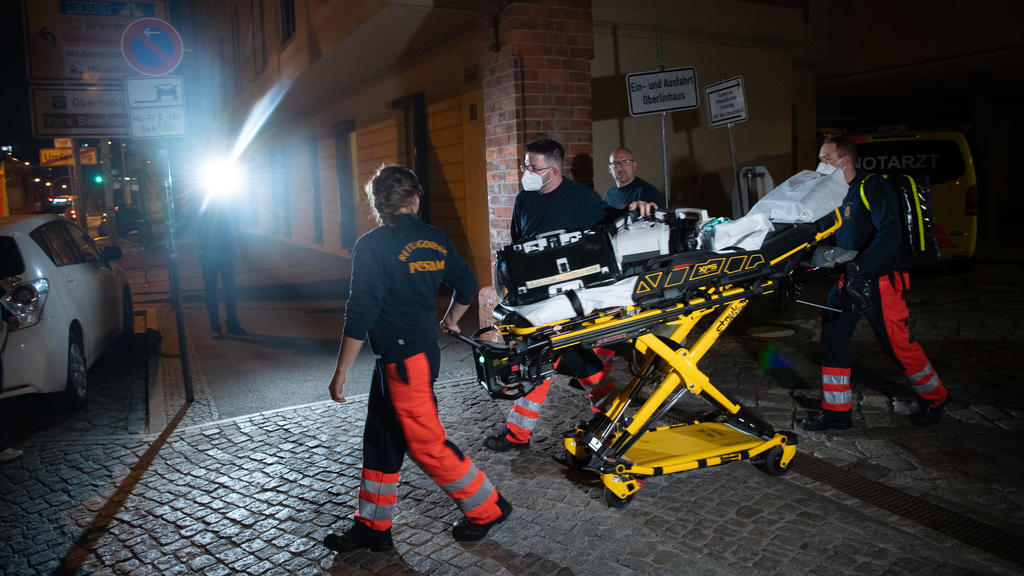 28.04.2021, Brandenburg, Potsdam: Sanitäter verlassen das Gelände der Oberlinklinik. In einer Potsdamer Klinik sind vier Leichen gefunden worden. Eine 51 Jahre alte Frau sei unter dringendem Tatverdacht festgenommen. Foto: Paul Zinken/dpa-Zentralbild