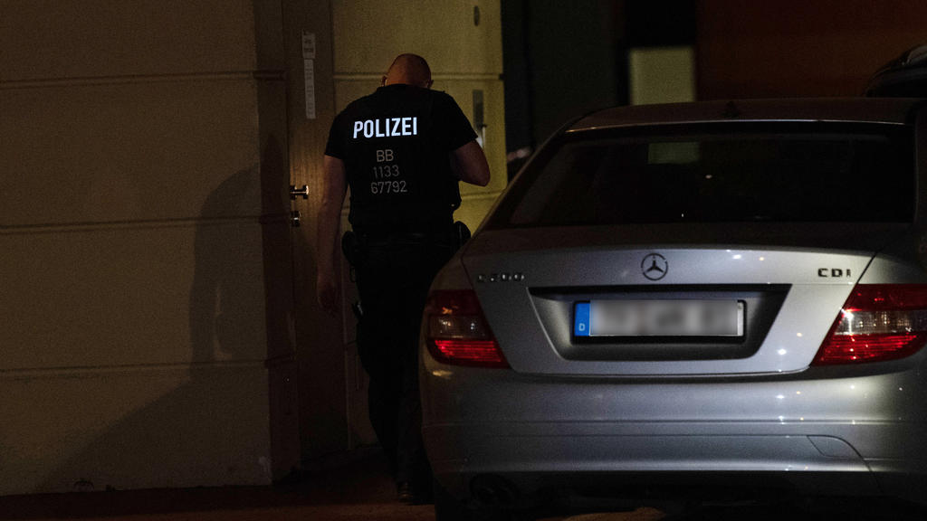 28.04.2021, Brandenburg, Potsdam: Ein Polizist steht auf dem Gelände der Oberlinklinik. In einer Potsdamer Klinik sind vier Leichen gefunden worden. Eine 51 Jahre alte Frau sei unter dringendem Tatverdacht festgenommen. Foto: Paul Zinken/dpa-Zentralb