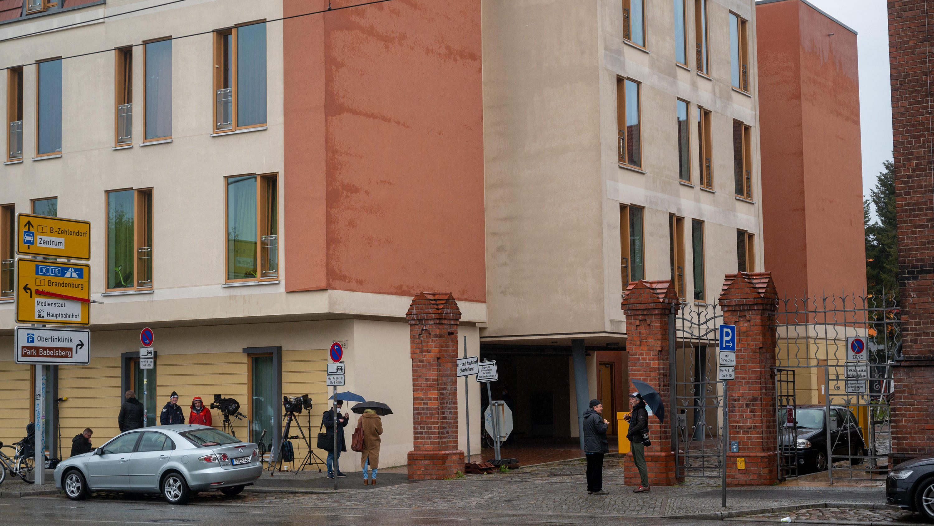 29.04.2021, Brandenburg, Potsdam: Journalisten stehen vor einer Potsdamer Klinik. In der Klinik sind vier Leichen gefunden worden. Foto: Christophe Gateau/dpa +++ dpa-Bildfunk +++