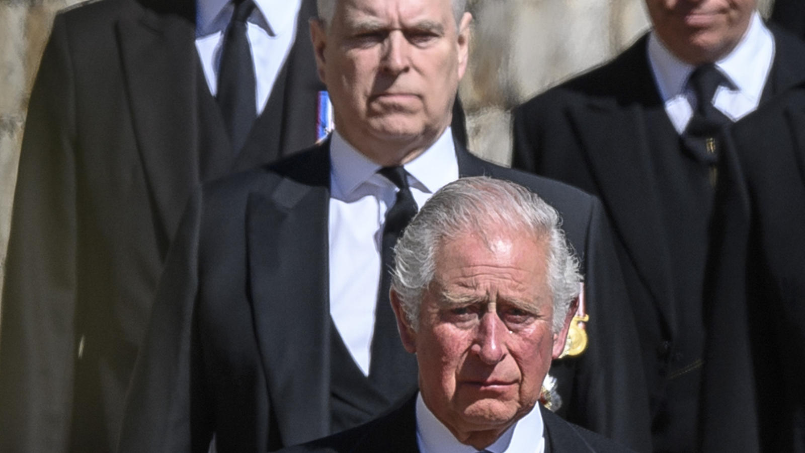 Prinz Andrew geht bei der Beerdigung von Prinz Philip hinter seinem älteren Bruder Prinz Charles.