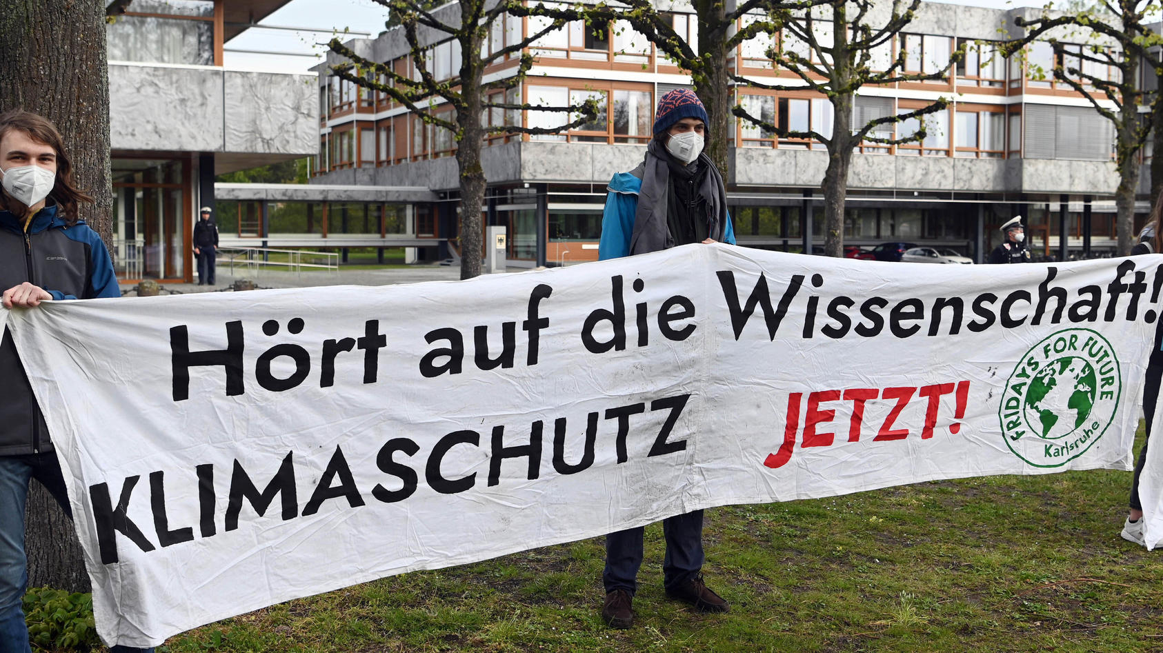 Knapp ein Dutzend Klimaaktivisten von Fridays for Future demonstrierten am Donnerstagmorgen vor dem Gericht. Sie hatten Plakate dabei, auf denen unter anderem zu lesen war: Hört auf die Wissenschaft! Klimaschutz jetzt!