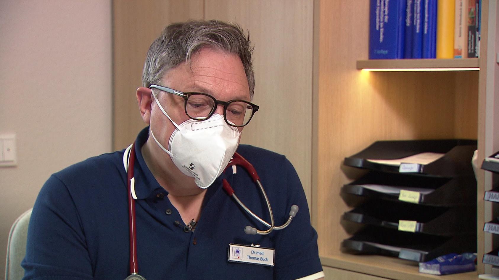 Kinderarzt Dr. Thomas Helge & Dr. Dan Züllich Hannover: Kinderarzt Dr. Buck leidet unter "Long Covid" - 13% der