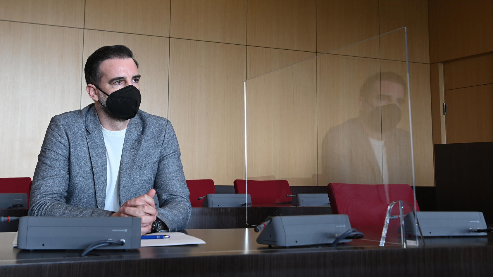 29.04.2021, Nordrhein-Westfalen, Düsseldorf: Der angeklagte Christoph Metzelder, ehemaliger Fußball-Nationalspieler, sitzt in einem Saal des Amtsgerichts auf der Anklagebank. Die Ermittler werfen dem 40-Jährigen vor, es unternommen zu haben, einer Pe