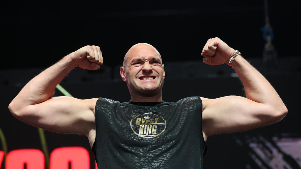 ARCHIV - 21.02.2020, USA, Las Vegas: Boxen: WBO-Weltmeisterschaft im Schwergewicht, Deontay Wilder - Tyson Fury. Tyson Fury kommt zum Wiegen. Weltmeister Tyson Fury sieht im Boxen eine Art Lebensversicherung. (zu dpa: "Weltmeister Fury: Boxen «mein S