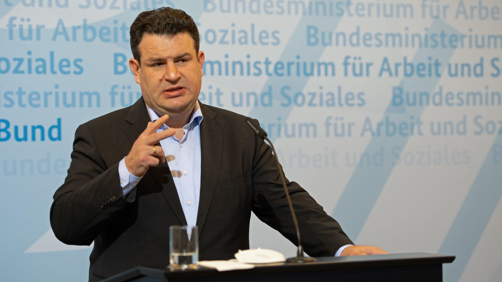 29.04.2021, Berlin: Bundesarbeitsminister Hubertus Heil (SPD) spricht während einer Pressekonferenz. Thema sind die Arbeitsmarktzahlen für den Monat April. Foto: Magdalena Tröndle/dpa +++ dpa-Bildfunk +++