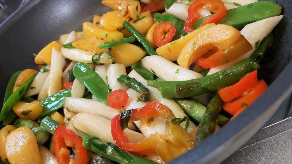Ob grün oder weiß. Spargel ist ein leckeres Saisongemüse und dabei auch noch super vielfältig.
