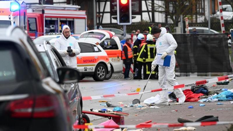 Einsatzkräfte nehmen an der Unfallstelle in Volkmarsen Spuren auf