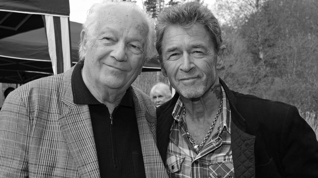 Sänger Peter Maffay (r) und sein Vater Wilhelm Makkay am 29.04.2014 bei der Eröffnung eines neuen Begegnunghauses der "Tabaluga-Stiftung" in Jägersbrunn bei Starnberg (Bayern).