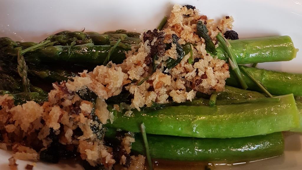 Grüner Spargel mit „Morchelcrumble“