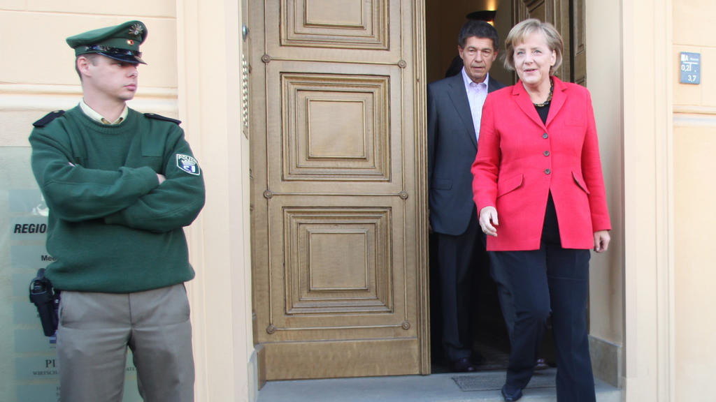 Bundeskanzlerin Angela Merkel und ihr Ehemann Joachim Sauer verlassen die gemeinsame Berliner Wohnung Am Kupfergraben 6.