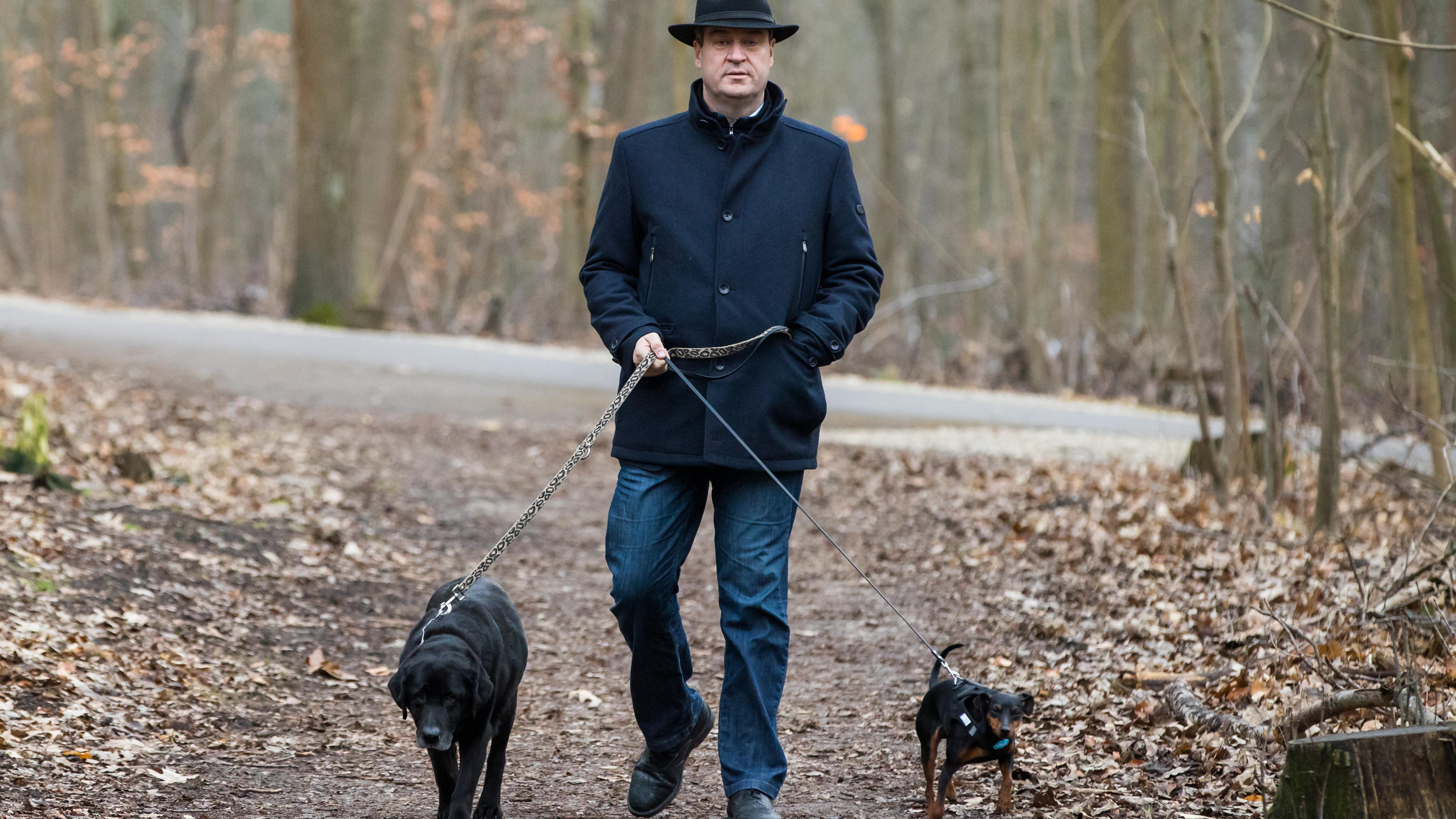 Mit seiner Ehefrau und den drei gemeinsamen Kindern wohnt der bayerischen Ministerpräsident Markus Söder zurückgezogen in einer kleinen Gemeinde in der Nähe von Nürnberg.