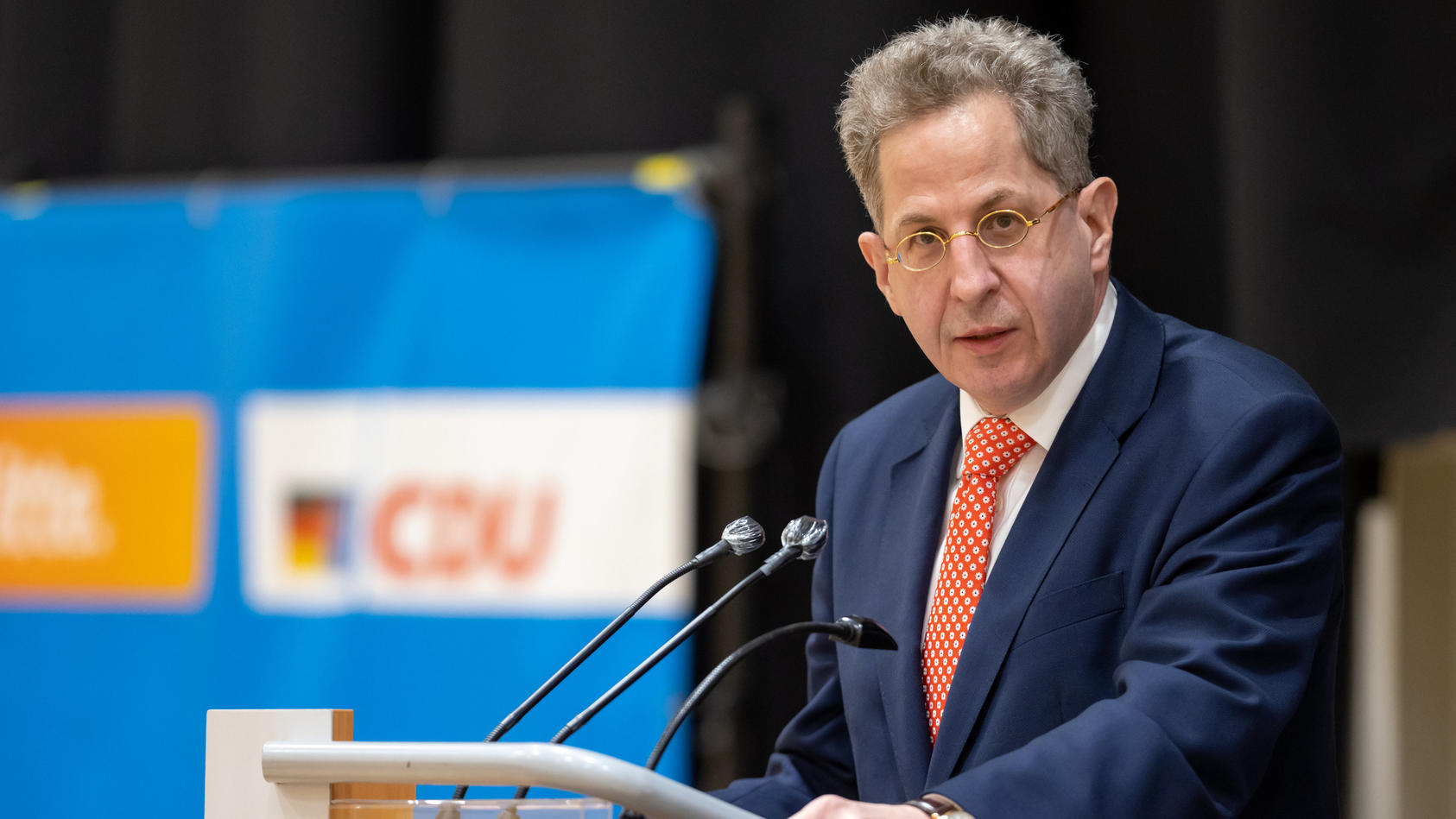 30.04.2021, Thüringen, Suhl: Hans-Georg Maaßen (CDU) spricht vor der Wahlkreisvertreterversammlung der CDU-Kreisverbände in Südthüringen. Bei der Versammlung entscheiden die Delegierten der vier Südthüringer CDU-Kreisverbände Suhl, Schmalkalden-Meini