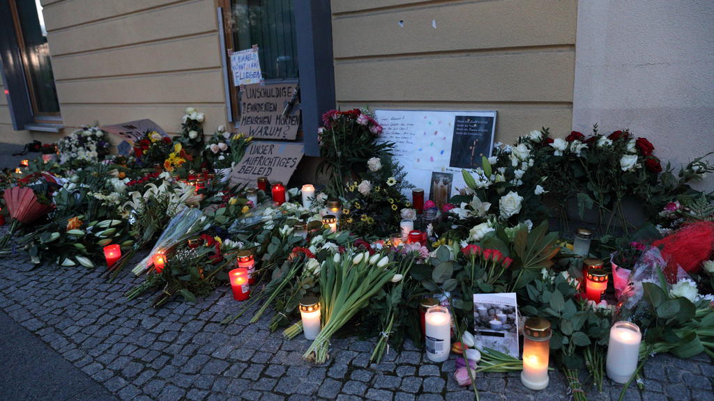 Blumen und Kerzen am Babelsberger Oberlinhaus, wo am Vorabend vier behinderte Menschen gewaltsam getötet worden, Potsdam, 29. April 2021. Gewaltverbrechen im Oberlinhaus *** Flowers and candles at Babelsberg Oberlinhaus, where four disabled people w