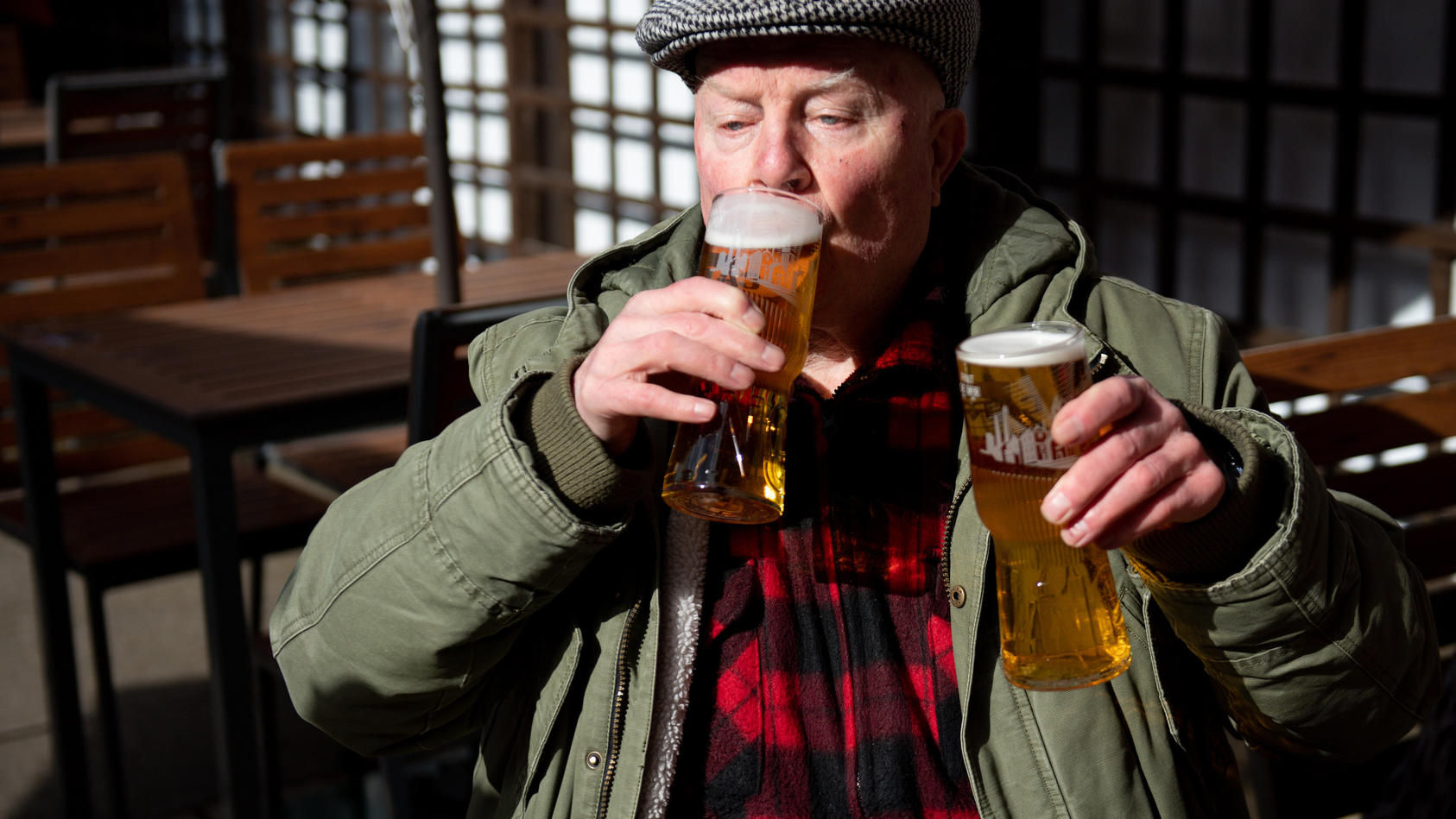 Mann trinkt Bier im Pub, Großbritannien