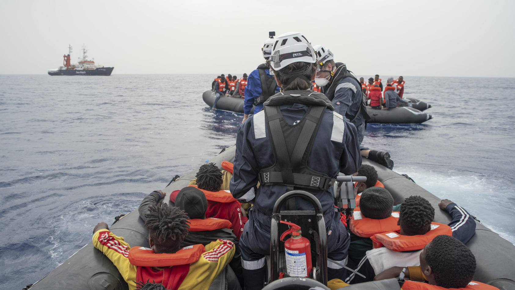 Bei mehreren Einsätzen hat die Hilfsorganisation Sea-Watch Bootsmigranten im Mittelmeer gerettet.