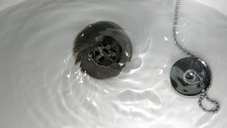 Water bills set to rise. A general view of water going down a plughole. Picture date: Monday August 11, 2008. Households were today warned of water bill hikes after firms submitted their draft business plans to regulator Ofwat. The UK's largest water and wastewater services company, Thames Water, announced it expects to raise bills by around 3. Foto: Peter Byrne +++(c) dpa - Report+++