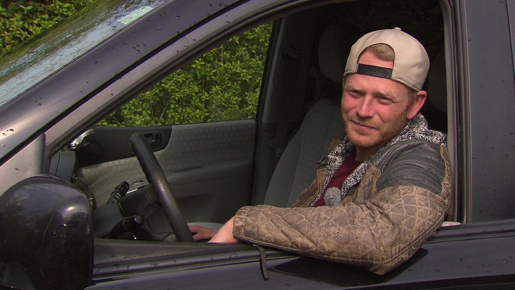 Stephan Krusch (39) mit seinem "Schrotthaufen"