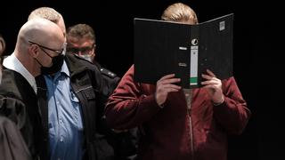03.05.2021 xkhx , Landgericht Kassel, Verhandlungsort Messehalle 5 der Messe Kasse Beginn Prozess um die angeklagte Amokfahrt am Rosenmontag in Volkmarsen gegen den 30jährigen Angeklagten Maurice P. Bild zeigt: den Angeklagten Maurice P. das Gesichtwird hereingeführt *** 03 05 2021 xkhx , District Court Kassel, place of hearing exhibition hall 5 of the fair box office beginning of trial around the accused amok drive on Rosenmontag in Volkmarsen against the 30-year-old accused Maurice P picture shows the accused Maurice P the face is led in 