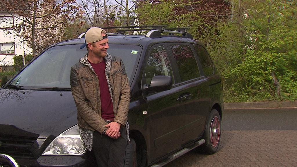Stephan Krusch (39) mit seinem "Schrotthaufen"