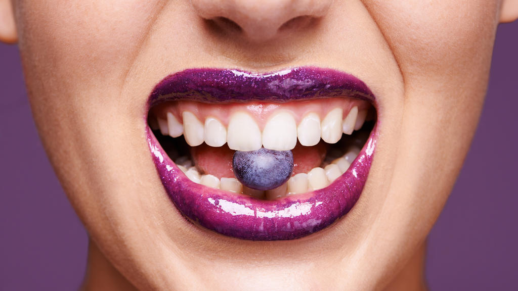 Brombeere, Himbeere oder Blaubeere - die Farbtöne lassen die Zähne strahlen
