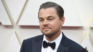 ARCHIV - 09.02.2020, USA, Los Angeles: Schauspieler Leonardo DiCaprio kommt zu der 92. Verleihung der Academy Awards in das Dolby Theatre. (zu dpa: «Bericht: DiCaprio kauft Rechte für dänischen Oscar-Film «Der Rausch»») Foto: Kevin Sullivan/ZUMA Wire/dpa +++ dpa-Bildfunk +++
