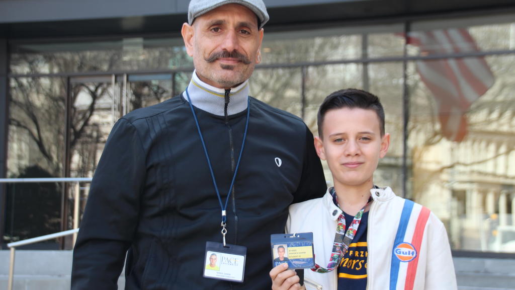 Stolz steht Bardia Gharib (l) mit seinem Sohn Shahab Gharib vor dem Eingang der Pace University.