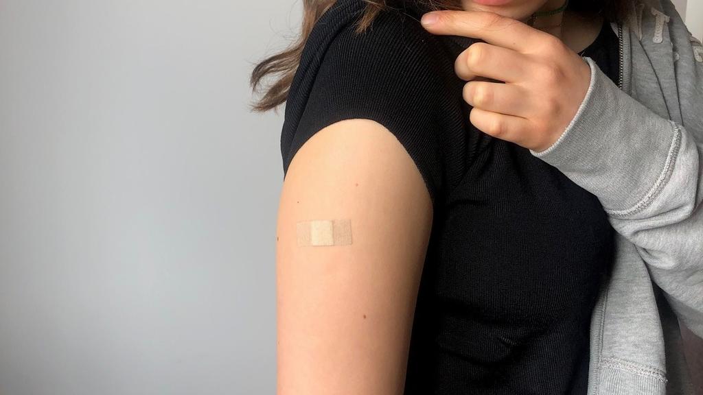 Cara kurz nach ihrer Impfung