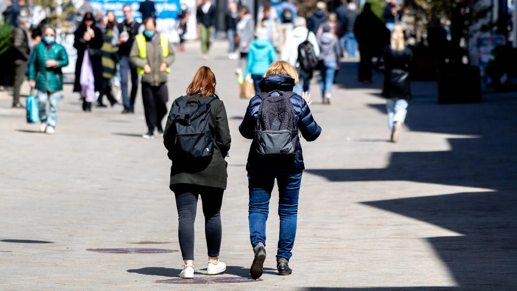 24.04.2021, Niedersachsen, Oldenburg: Zwei Frauen gehen durch die Lange Straße in der Innenstadt. Das ifo Institut veröffentlicht am 26.04.2021 seinen monatlichen Geschäftsklimaindex. Rund 7000 Unternehmen beurteilen dafür ihre gegenwärtige Geschäfts