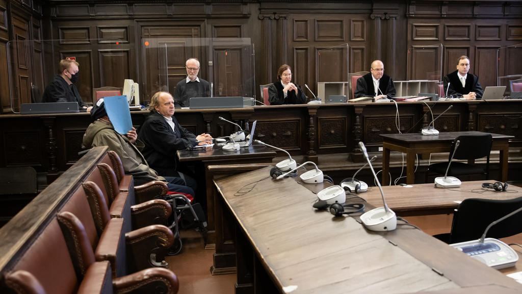 ARCHIV - 13.11.2020, Hamburg: Matthias Steinmann (2.v.r), Vorsitzender Richter am Landgericht, der Angeklagte (2.v.l), sein Anwalt Tim Burkert (3.v.l) und weitere Prozessbeteiligte sitzen zu Beginn des Prozesses im Gerichtssaal im Strafjustizgebäude.