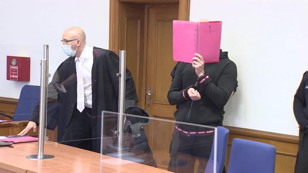 Der Angeklagte Fluchtfahrer Alexej H. muss sich heute beim Prozessauftakt vor Gericht verantworten.