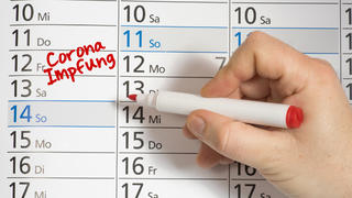 Kalender mit eingetragener Corona-Impfung