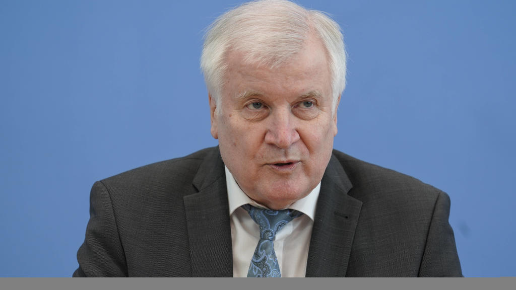 Vorstellung Fallzahlen Politische Motivierte Kriminalitaet 2020 Aktuell,04.05.2021,Berlin,Horst Seehofer der Innenminister Bundesminister des Innern, fuer Bau und Heimat im Portrait bei der Bundespressekonferenz zum Thema Vorstellung Fallzahlen Polit