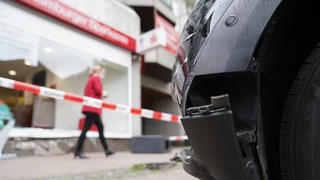 04.05.2021, Hamburg: Das Unfallfahrzeug steht vor der zerstörten Schaufensterscheibe einer Haspa-Filiale. In der durch zahlreiche «Schaufenster-Unfälle» bekannten Waitzstraße in Hamburg ist erneut ein Auto in die Scheibe eines Geschäftes gefahren. Am Dienstag hatte eine 73 Jahre alte Frau die Kontrolle über ihren Wagen verloren und war mit dem Fahrzeug gegen das Gebäude mit der Hamburger Sparkasse Haspa geprallt, wie ein Polizeisprecher der Deutschen Presse-Agentur in Hamburg sagte. Foto: Marcus Brandt/dpa +++ dpa-Bildfunk +++