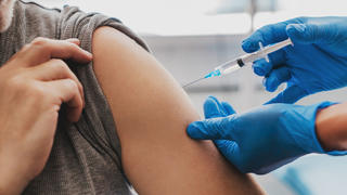 Ein umfassender Impfschutz nach den aktuellen Empfehlungen der Ständigen Impfkommission (STIKO) kann dazu beitragen, das Gesundheitssystem zu entlasten.