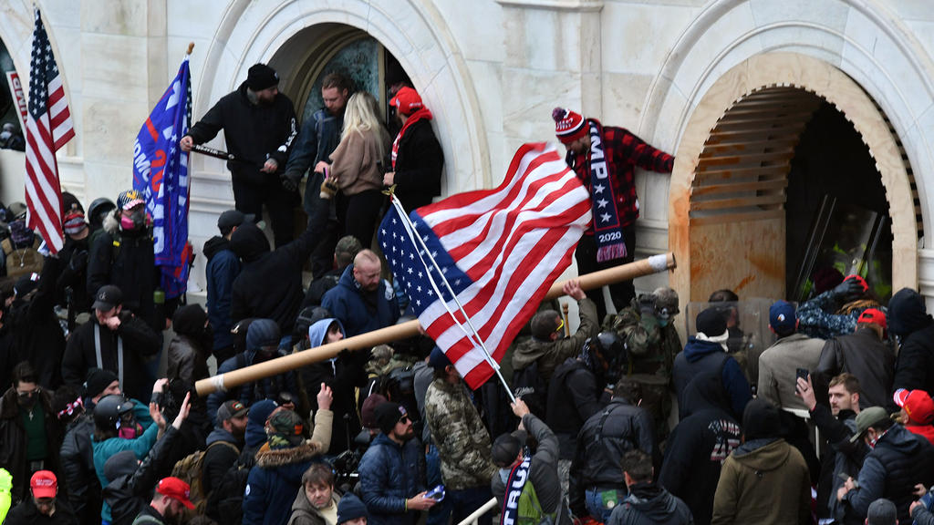 ARCHIV - 06.01.2021, USA, Washington: Anhänger des damaligen US-Präsidenten Trump stürmen das US-Kapitolgebäude, wo die Abgeordneten den Sieg des gewählten Präsidenten Biden bei der Wahl im November bestätigen sollten. Bei der Erstürmung des Sitzes d