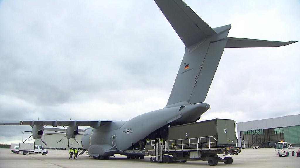 Die Beladung des A400M mit der Sauerstofferzeugungsanlage am Fliegerhorst Wunstorf.