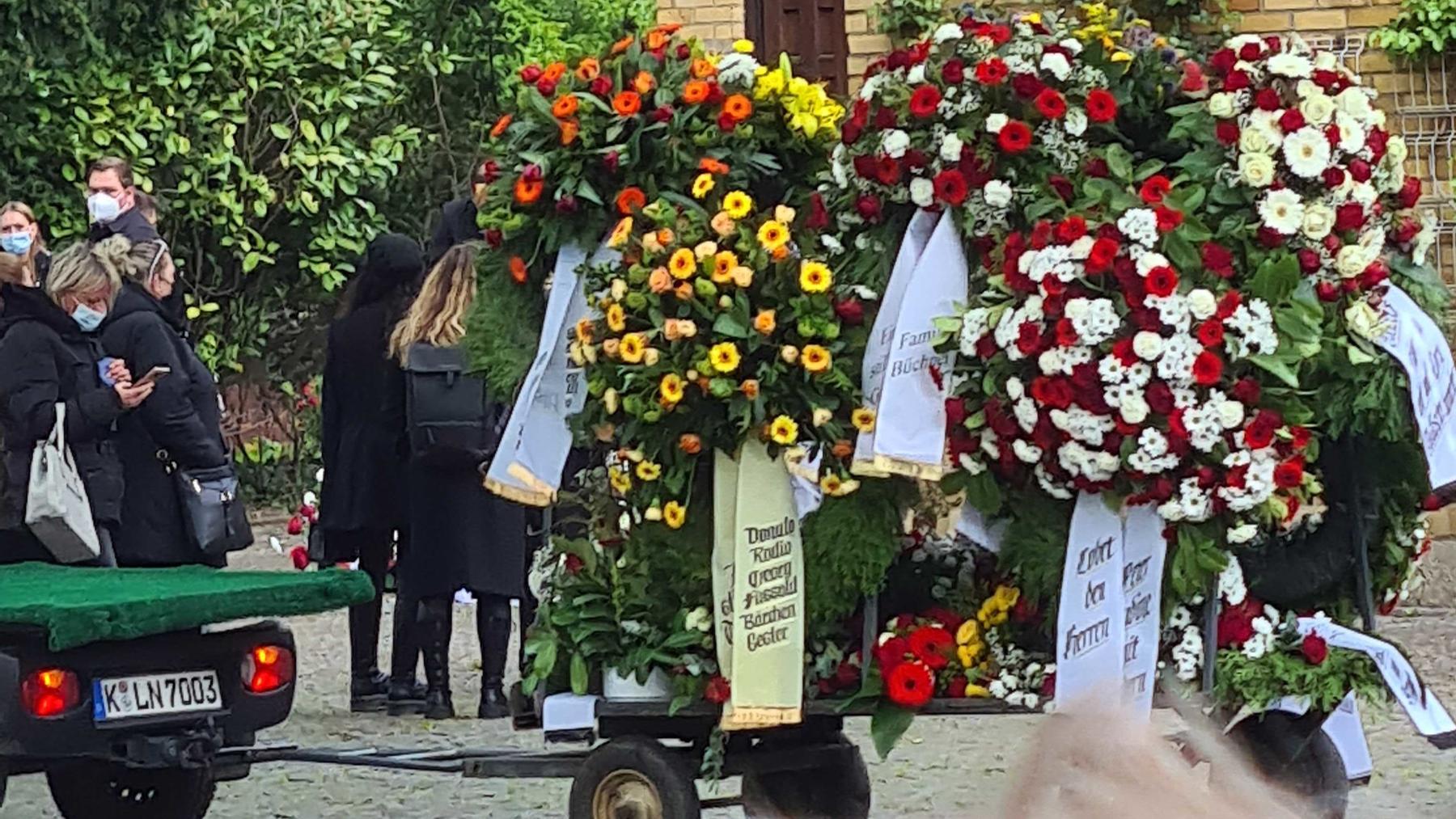 Blumen-Gestecke bei der Beerdigung von Willi Herren