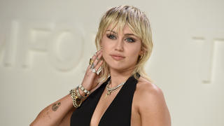 ARCHIV - 08.02.2020, USA, Los Angeles: Miley Cyrus, US-amerikanische Schauspielerin und Sängerin, besucht in den Milk Studios die Tom-Ford-Show. (zu dpa «Weltstars lassen Outfits für guten Zweck versteigern») Foto: Jordan Strauss/Invision/AP/dpa +++ dpa-Bildfunk +++